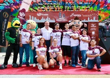 Presenta Gobierno de Pepe Chedraui playera y medalla del Medio Maratón 21K Puebla 2026
