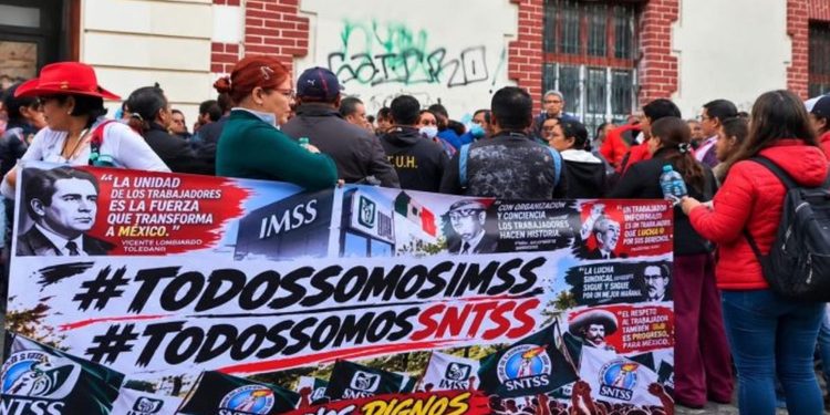 Trabajadores del IMSS Puebla exigen aumento salarial de 10%