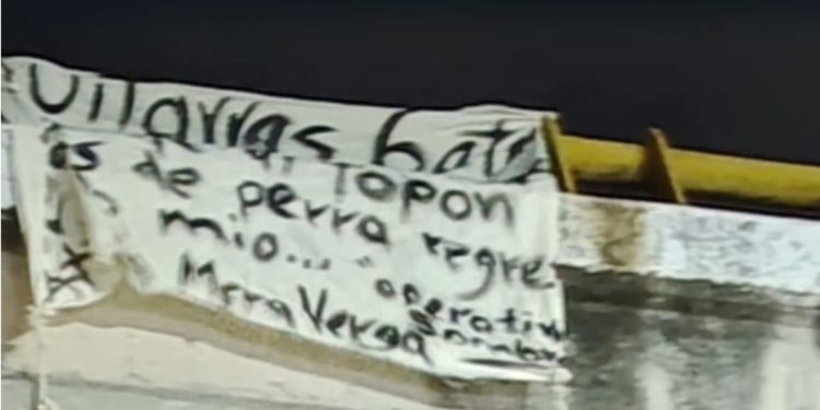 Colocan mantas con presuntas amenazas en puente de San Martín Texmelucan