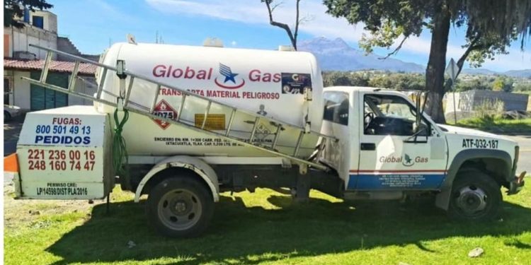 Capturan a dos hombres con 2 mil 800 litros de gas LP en Tlahuapan