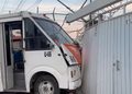 Ruta Nueva Visión pierde el control, choca contra taxi y daña vivienda en Granjas Puebla