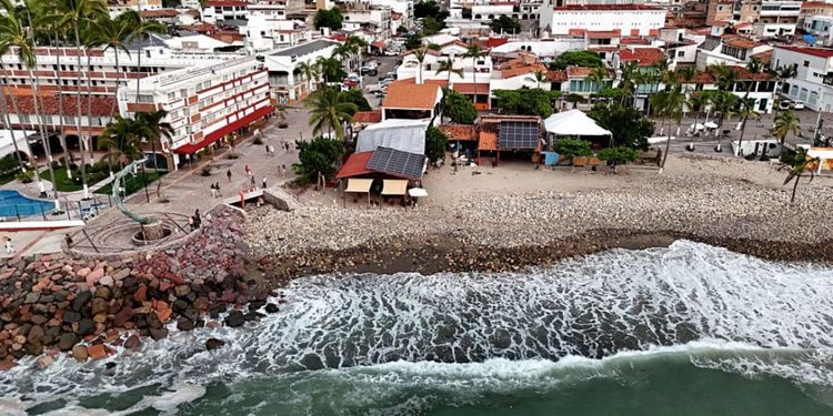 Huracán Simon se convierte en categoría 4, activan medidas preventivas