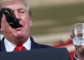 Trump tira un vaso de agua para comparar ahorro de combustible con el petróleo venezolano