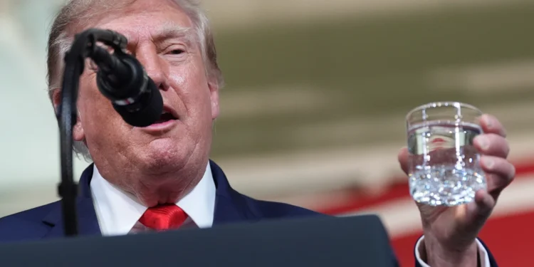 Trump tira un vaso de agua para comparar ahorro de combustible con el petróleo venezolano