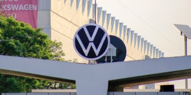 CTM expone brecha salarial del 75% en proveedores de Volkswagen Puebla